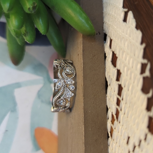 Jewelry - Costume Jewelry Statement Ring Size 10 Silver & Diamond Band Floral